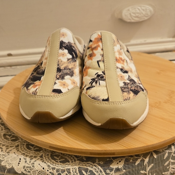 NWOT Easy Spirit leather, foam and floral canvas clogs Sz 6M ⭐️ - Picture 2 of 6